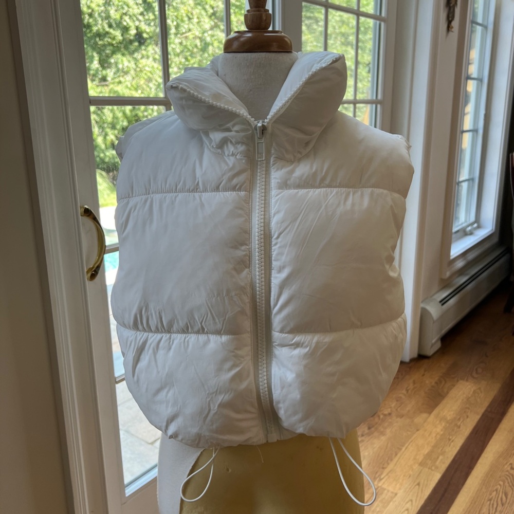 White Cropped Sleeveless Puffer Vest size XS - Picture 2 of 7